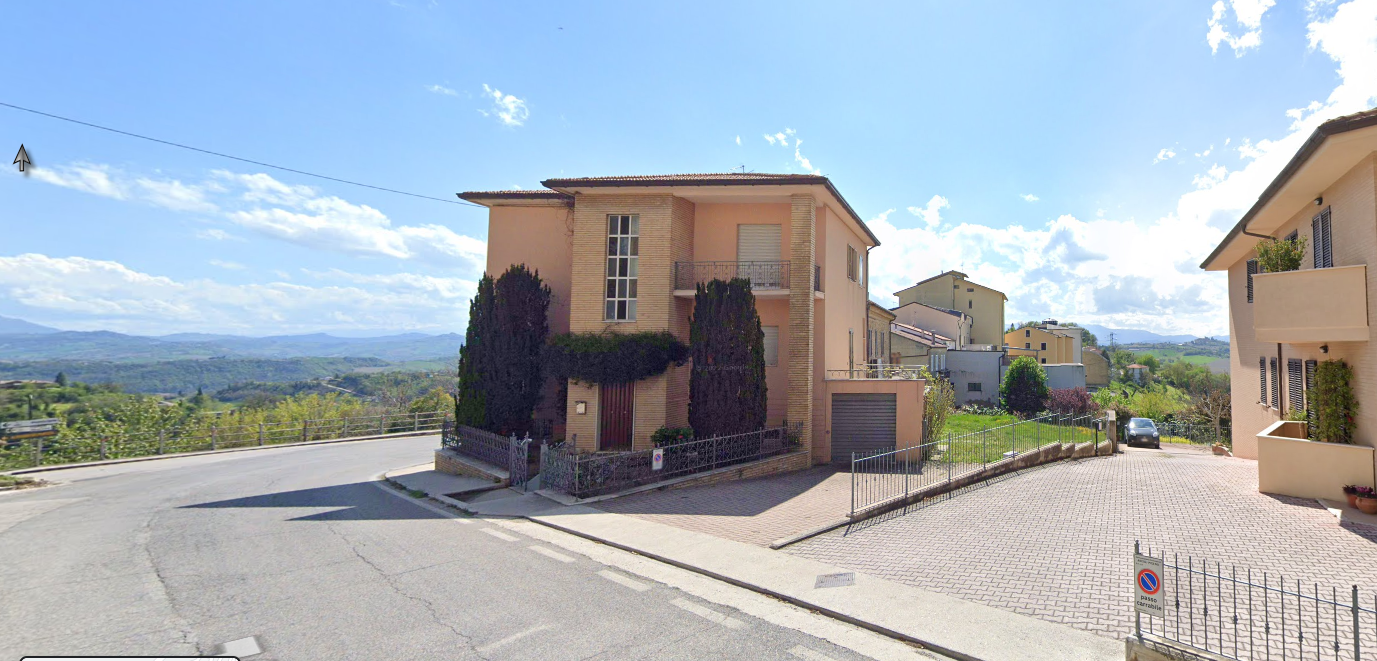 Casa singola con garage e giardino a Montegiorgio 200.000
